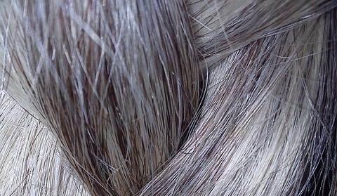 Dlaczego włosy siwieją? Przyczyny i leczenie