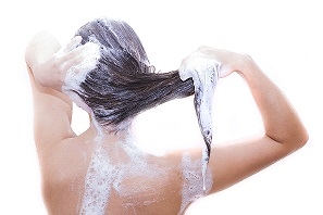 Na co zwrócić uwagę, wybierając dobry szampon przeciw wypadającym włosom?